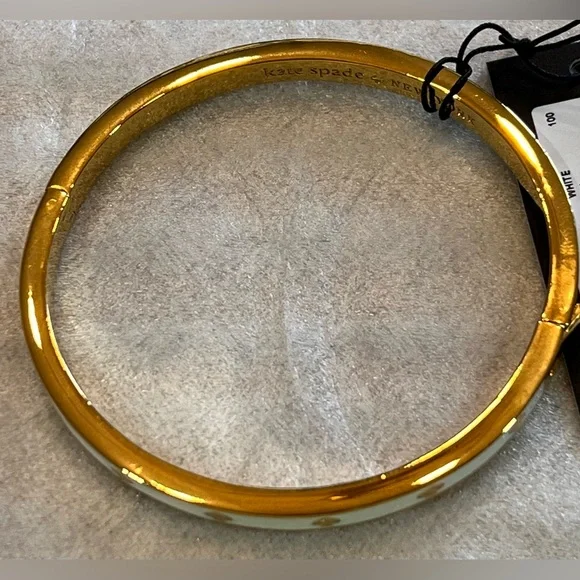 NWT stunning kate spade New York Spot The Spade Enamel Bangle in creamy white - Picture 9 of 9